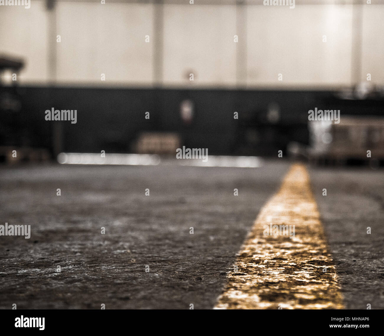 Pavimento industriale striscia gialla di banda Foto Stock