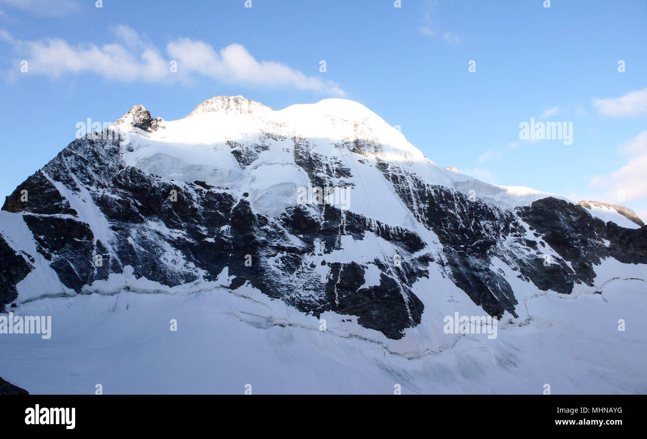 Vista panoramica del lato nord del Piz Roseg nelle Alpi Svizzere vicino a San Moritz Foto Stock