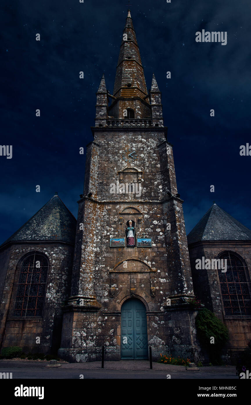Eglise Saint Cornely Chiesa di notte, a Carnac, Morbihan Bretagna Francia Europa Foto Stock