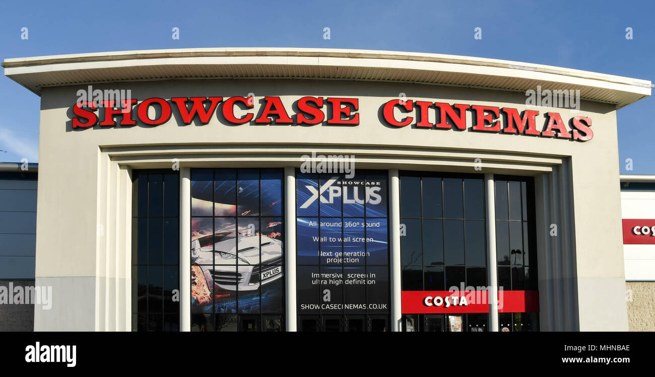 Vista esterna di una vetrina di cinema entertainment complex Foto Stock