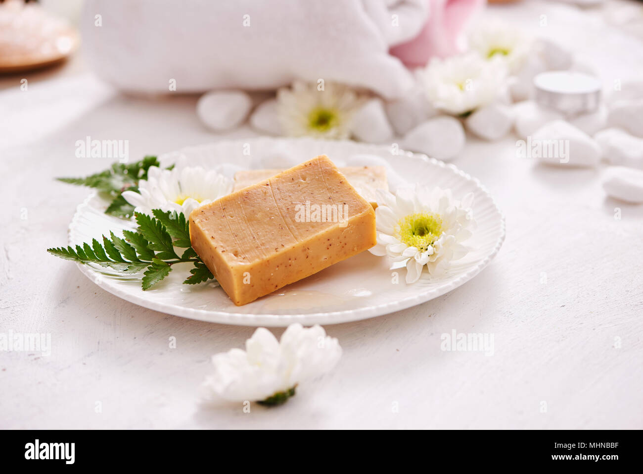 Bellezza, spa, cura del corpo, bagno e cosmetici naturali Nozione - close up artigianale di saponette sul tavolo bianco Foto Stock