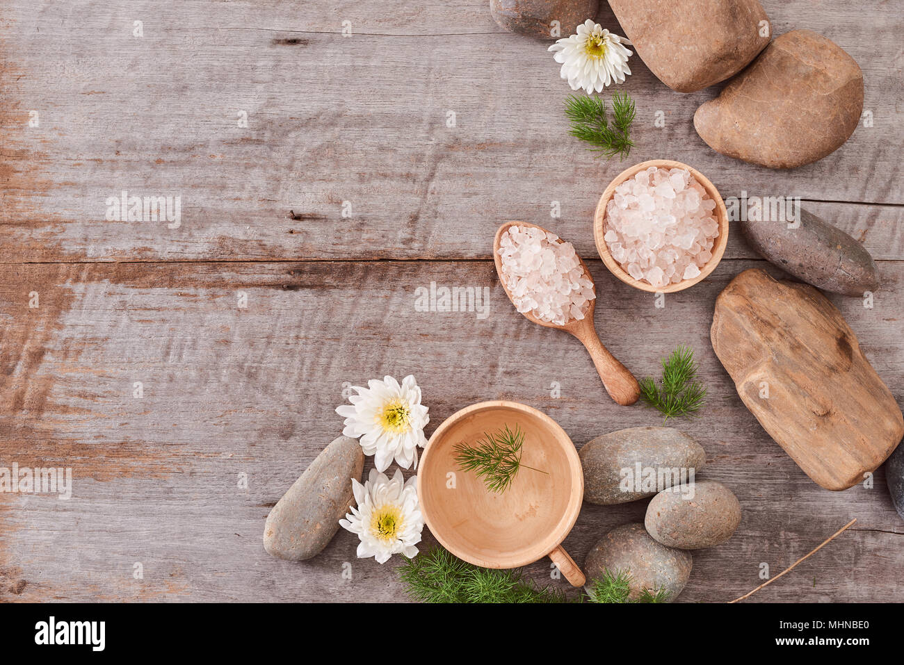 Cura del corpo camomilla prodotti cosmetici sulla scrivania in legno sfondo Foto Stock