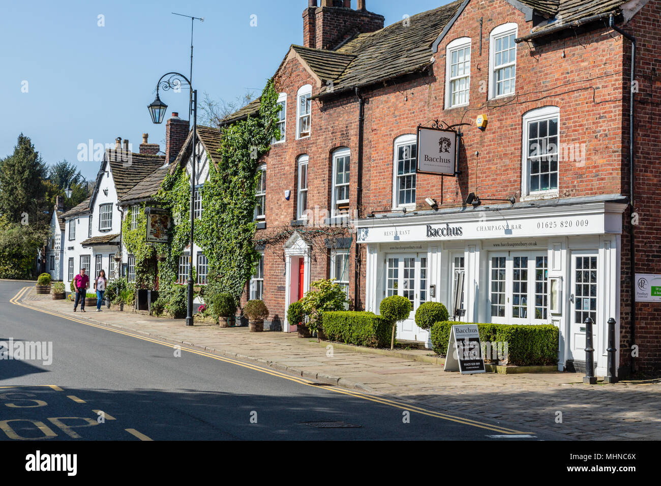 Il Cheshire village di Prestbury famoso per i suoi edifici storici e i calciatori case Foto Stock