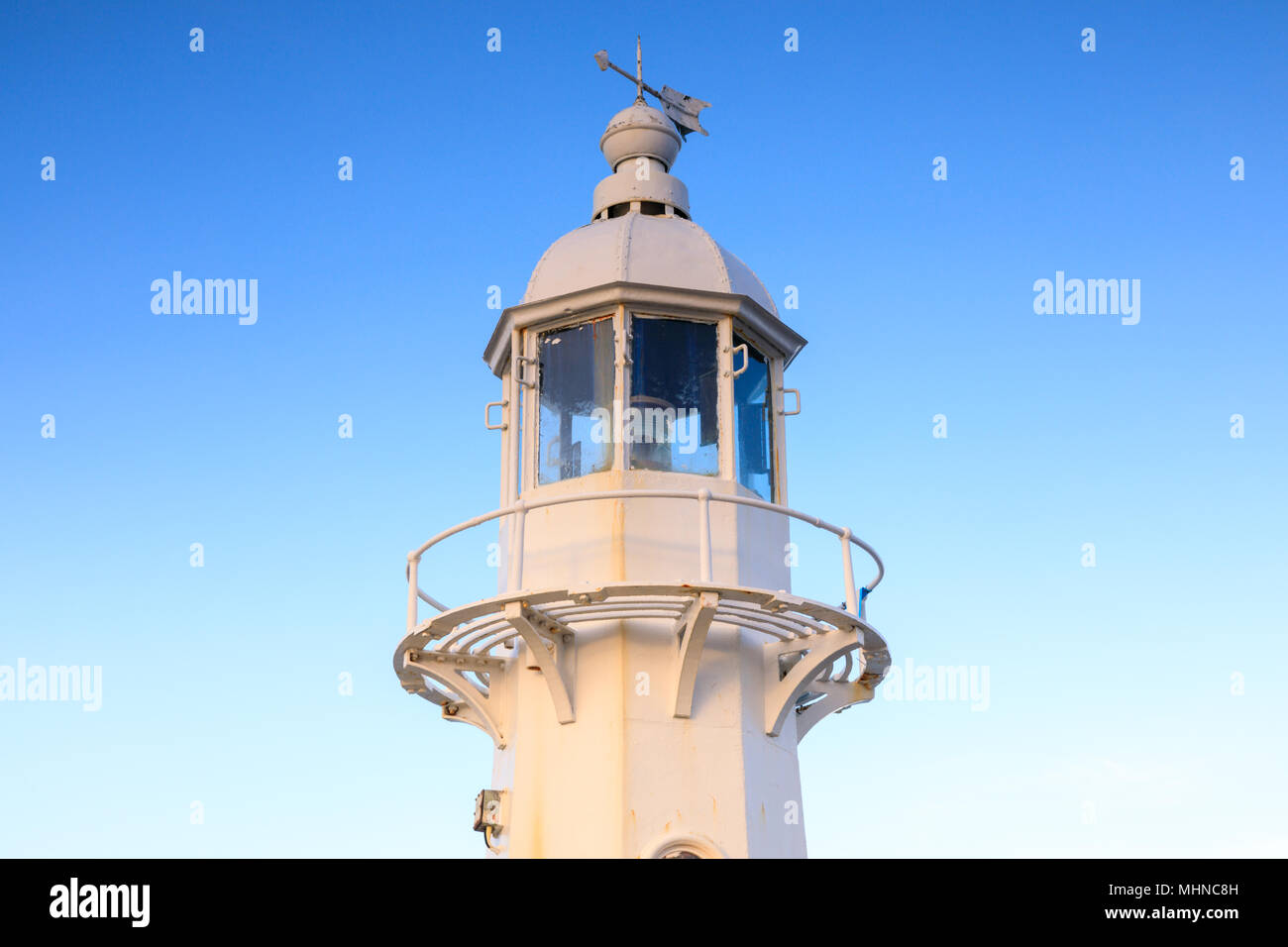 Faro Mevagissey contro un profondo cielo blu Foto Stock