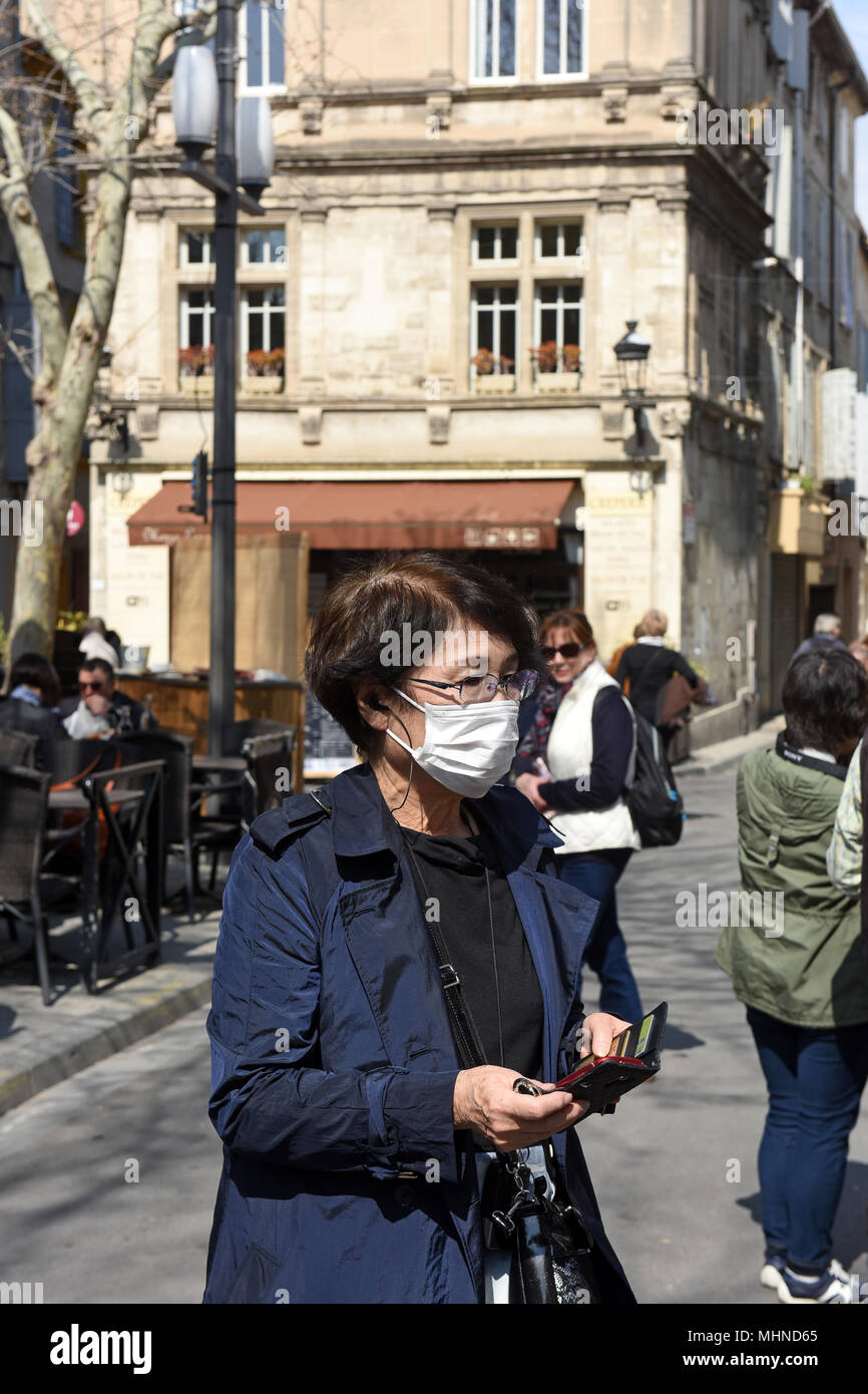 Turisti asiatici che indossa la maschera di smog in Arles Francia Foto Stock