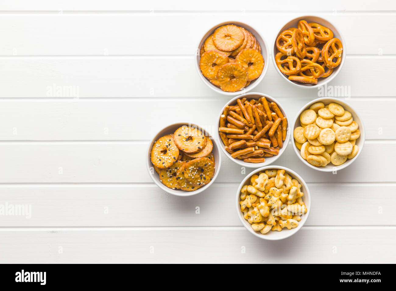 Miscelati snack salato di cracker e salatini nella ciotola. Foto Stock