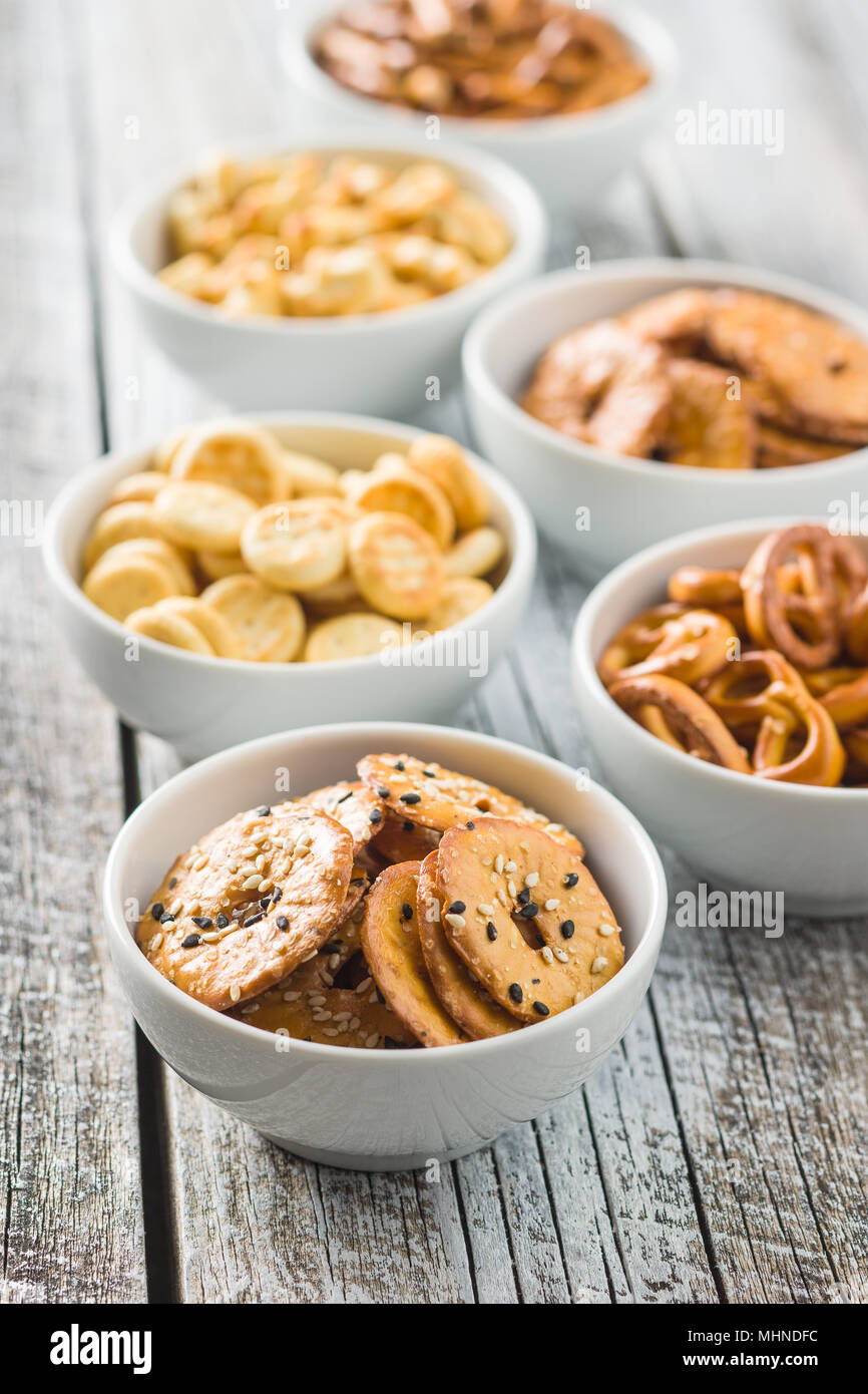 Miscelati snack salato di cracker e salatini nella ciotola. Foto Stock