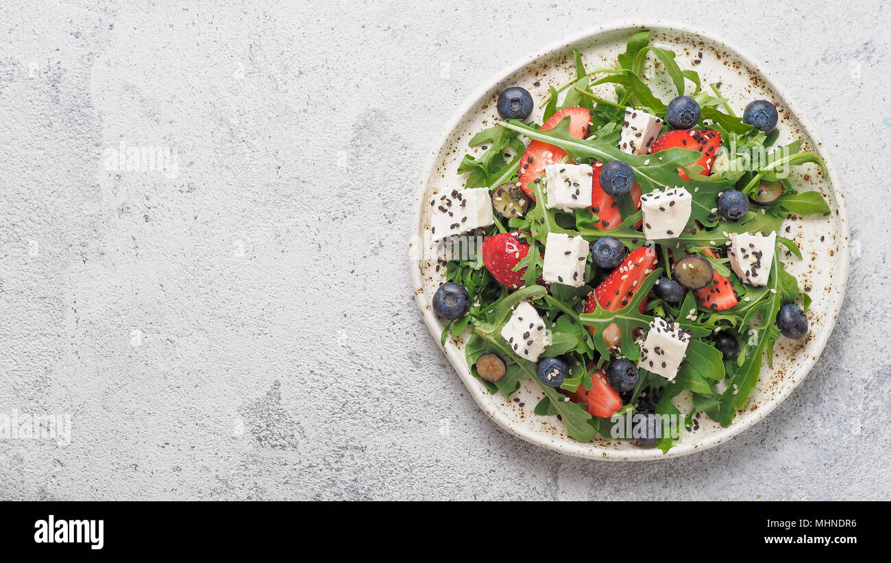 Con insalata di rucola feta, fragola, mirtillo Foto Stock