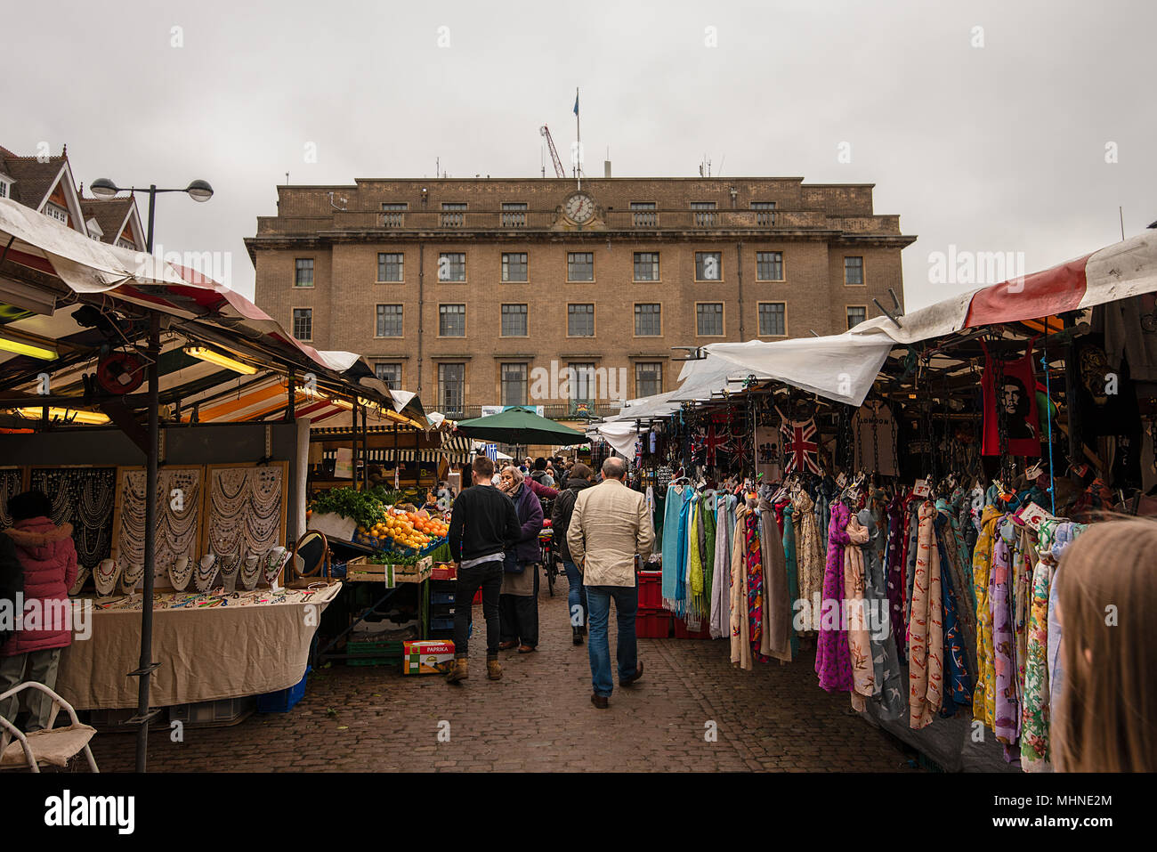 Un isola occupato del popolare quotidiano Cambridge Mercato nella piazza del mercato, Cambridge, UK. Foto Stock