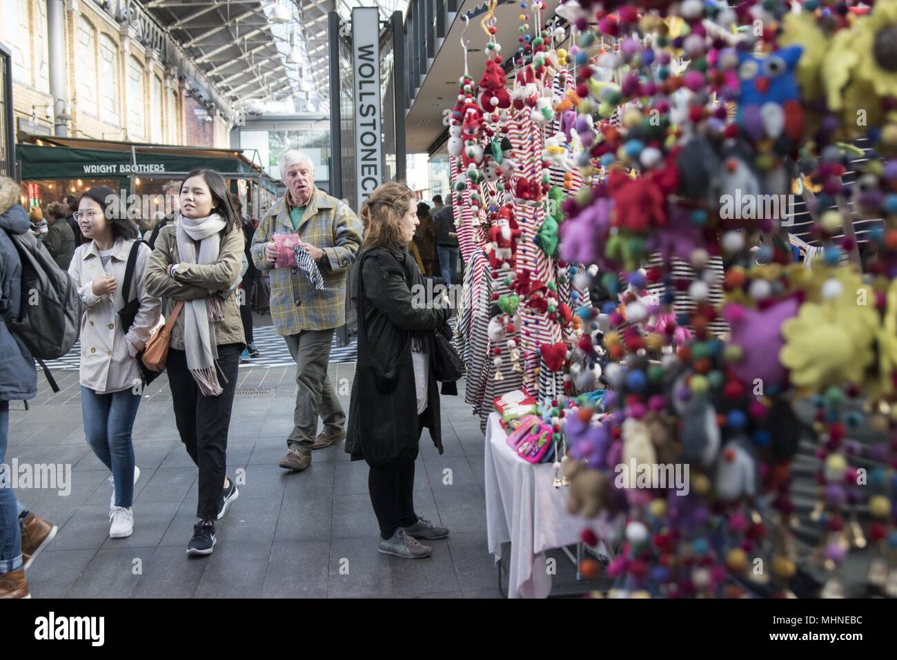 Visitatori sfogliare gli articoli fatti a mano presso la Old Spitalfields Market, a Tower Hamlets, Spitalfields, Londra, Regno Unito, ottobre 29, 2017. () Foto Stock