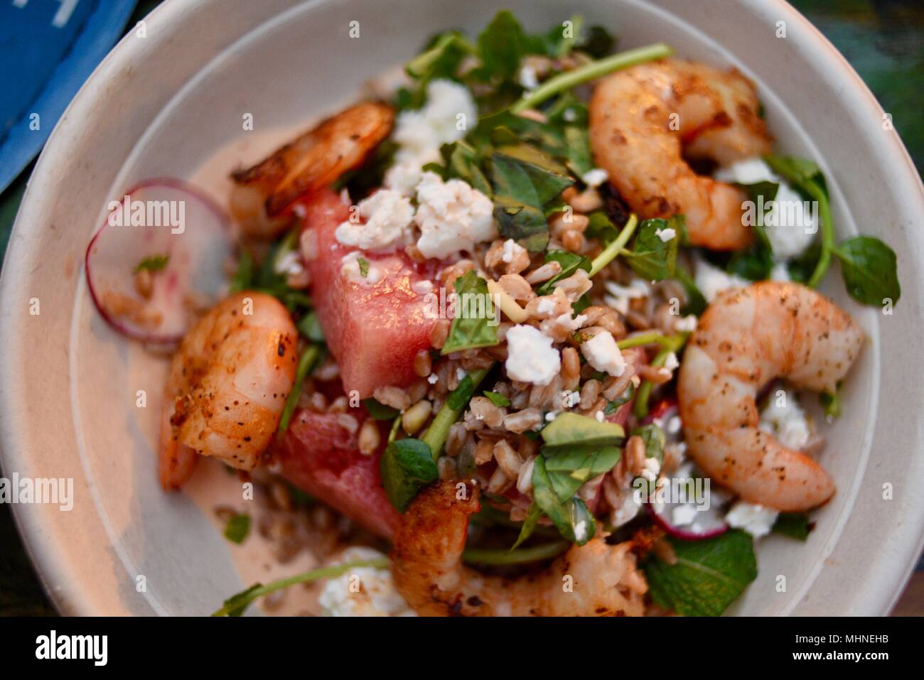 Anguria e appena pescate (Golfo del Messico) insalata di gamberetti servito in una ciotola al golfo ristorante, Orange Beach, Alabama. Foto Stock