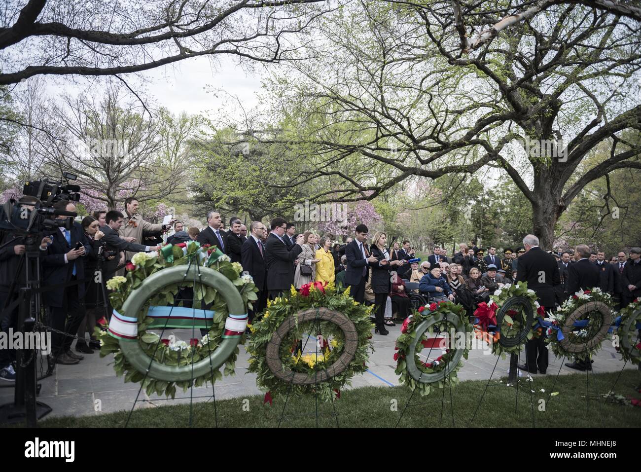 I partecipanti frequentano una ghirlanda-posa cerimonia presso lo spirito dell'Elba marcatore nella sezione 7A di il Cimitero Nazionale di Arlington Arlington, Virginia, 24 aprile 2018, 24 aprile 2018. Il marcatore di legge, "in riconoscimento della cooperazione da parte americana, Sovietici e le forze armate alleate durante la Seconda Guerra Mondiale. Questo marcatore simboleggia il collegamento di sovietico e americano degli elementi al fiume Elba il 15 aprile 1945. In omaggio al partenariato nella battaglia contro la tirannia. ' (Esercito degli Stati Uniti foto di Elizabeth Fraser / il Cimitero Nazionale di Arlington / rilasciato). () Foto Stock