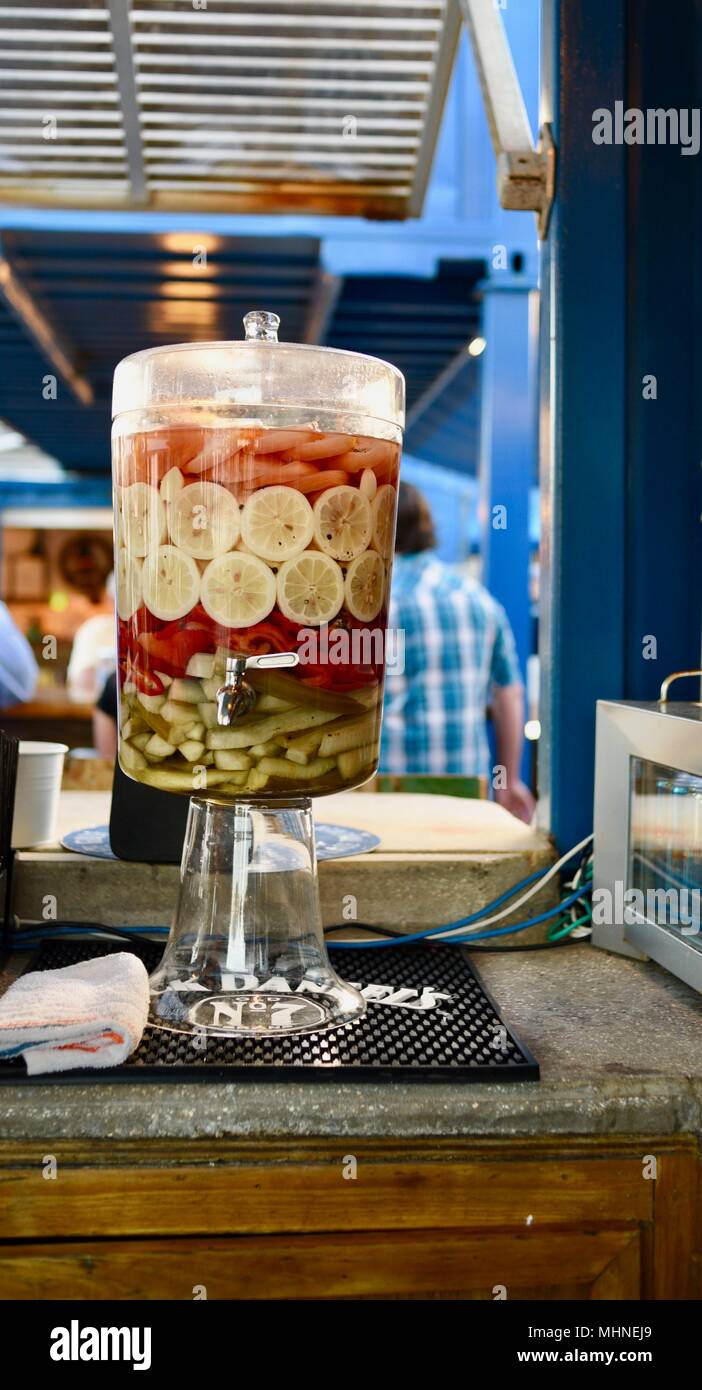 Casa fatta Bloody Mary cocktail miscela da verdure in brocca con codolo, servita presso il ristorante del Golfo, Orange Beach, Alabama. Foto Stock