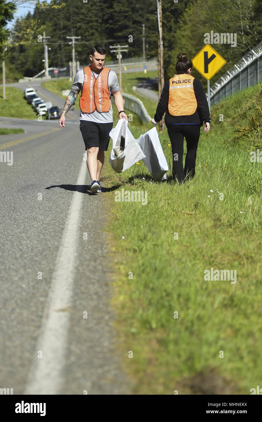 180423-N-VH385-0099 isola indiano, nello Stato di Washington (23 aprile 2018) -- Master-at-Arms 2a classe Trevor DeShazer (sinistra) da Kansas City, assegnato alla rivista navale (NAVMAG) Indiano Isola e Intendente marinaio Nancy Gedeone, da San Antonio, assegnato alla Base Navale di Kitsap-Bangor, partecipare a un giorno di terra cleanup intorno al perimetro del NAVMAG Isola indiano, 23 aprile 2018. La Giornata della Terra è celebrata ogni anno in tutto il mondo a dimostrare il supporto per la protezione ambientale e i marinai della marina in tutta la regione nord-ovest ha partecipato a varie base-abbellimento progetti volti a contribuire a una migliore e più s Foto Stock