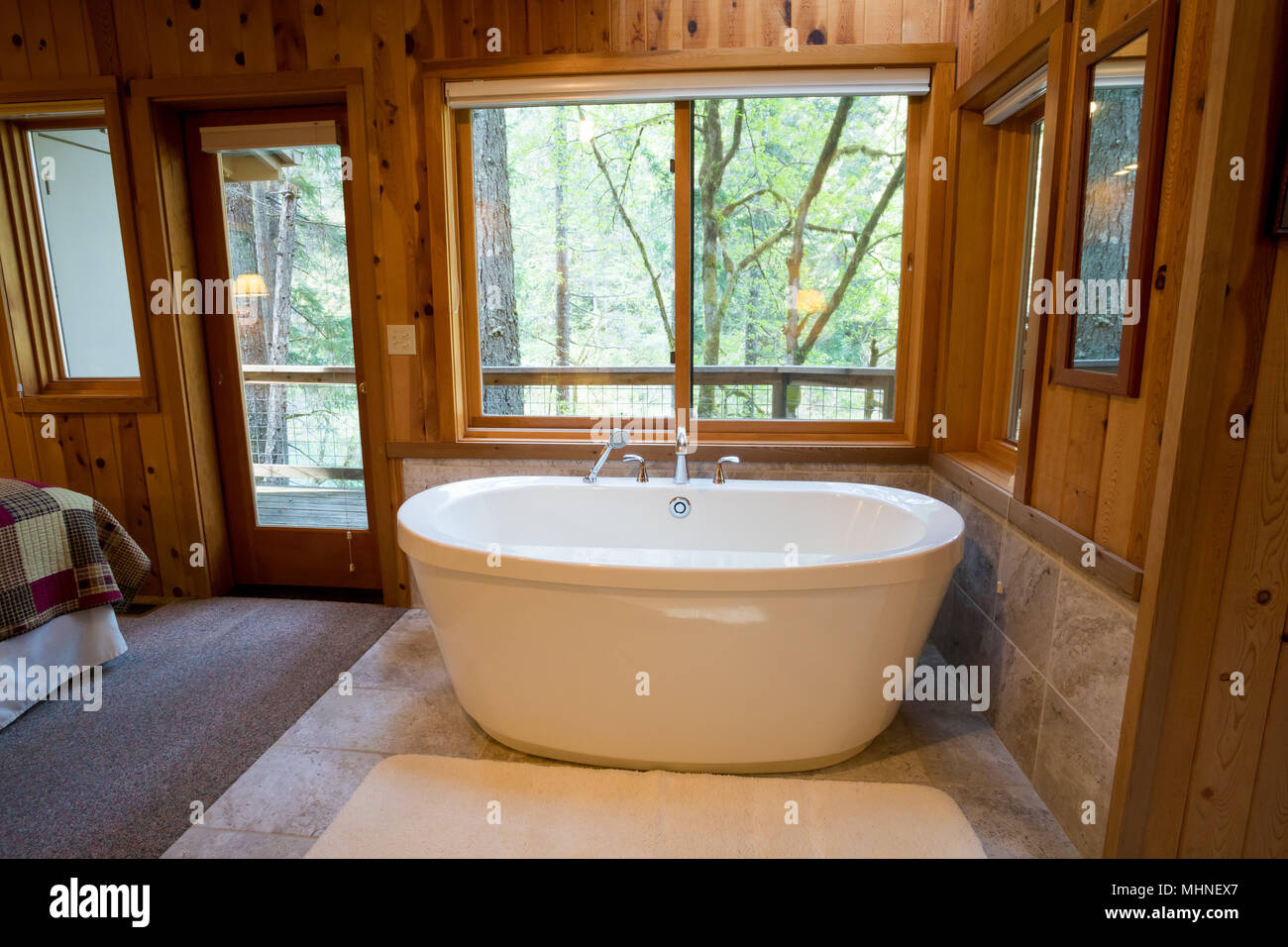 Vasca da bagno Vasca da bagno in cabina Foto Stock