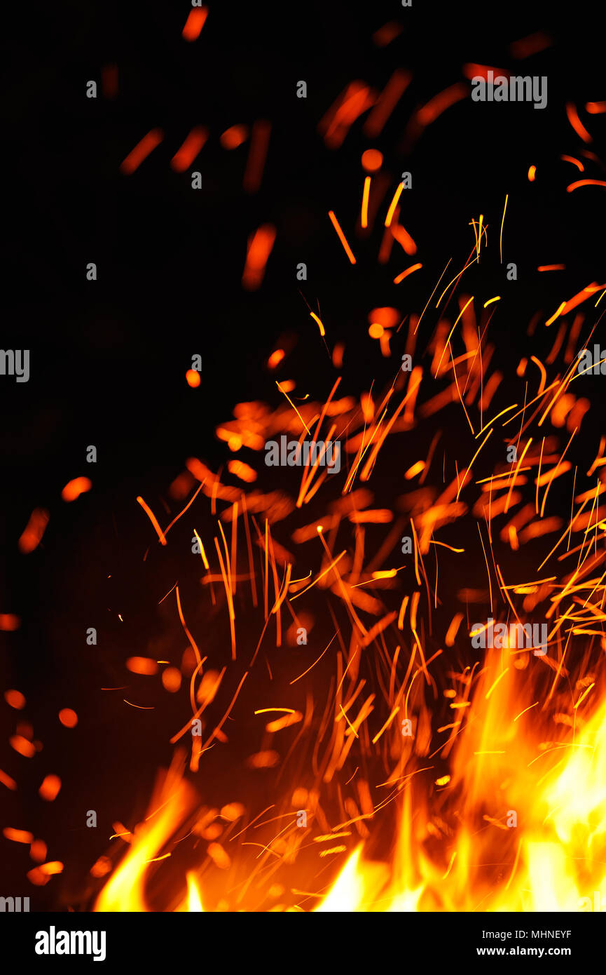 Close-up di scintille e fiamme contro bakground nero. Foto Stock