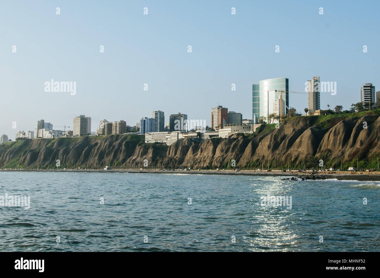 Vista di Lima dai pescatori di spiaggia di Chorrilos Foto Stock