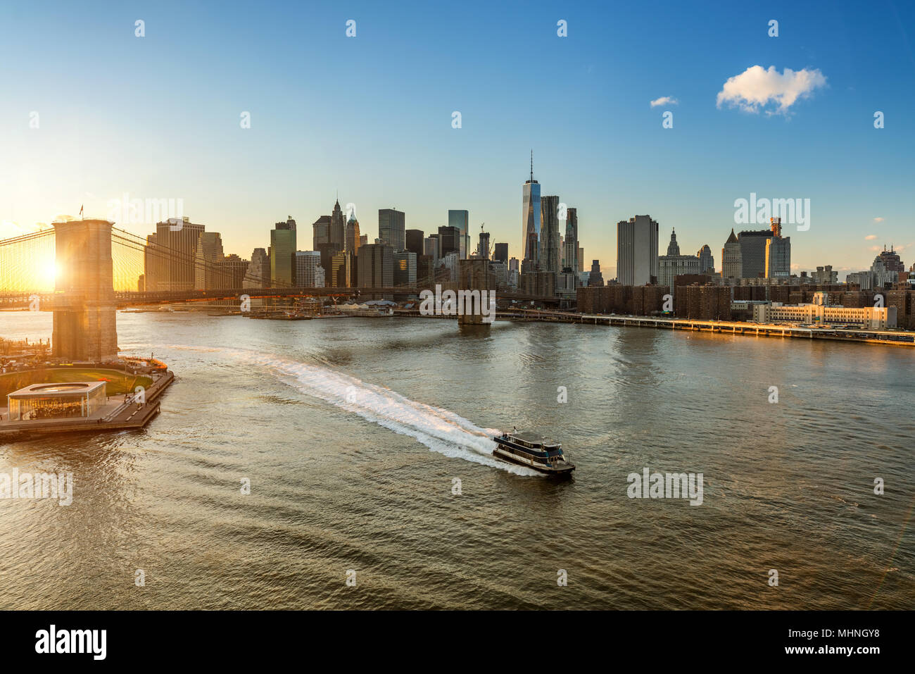 Il ponte di Brooklyn e Manhattan al tramonto Foto Stock