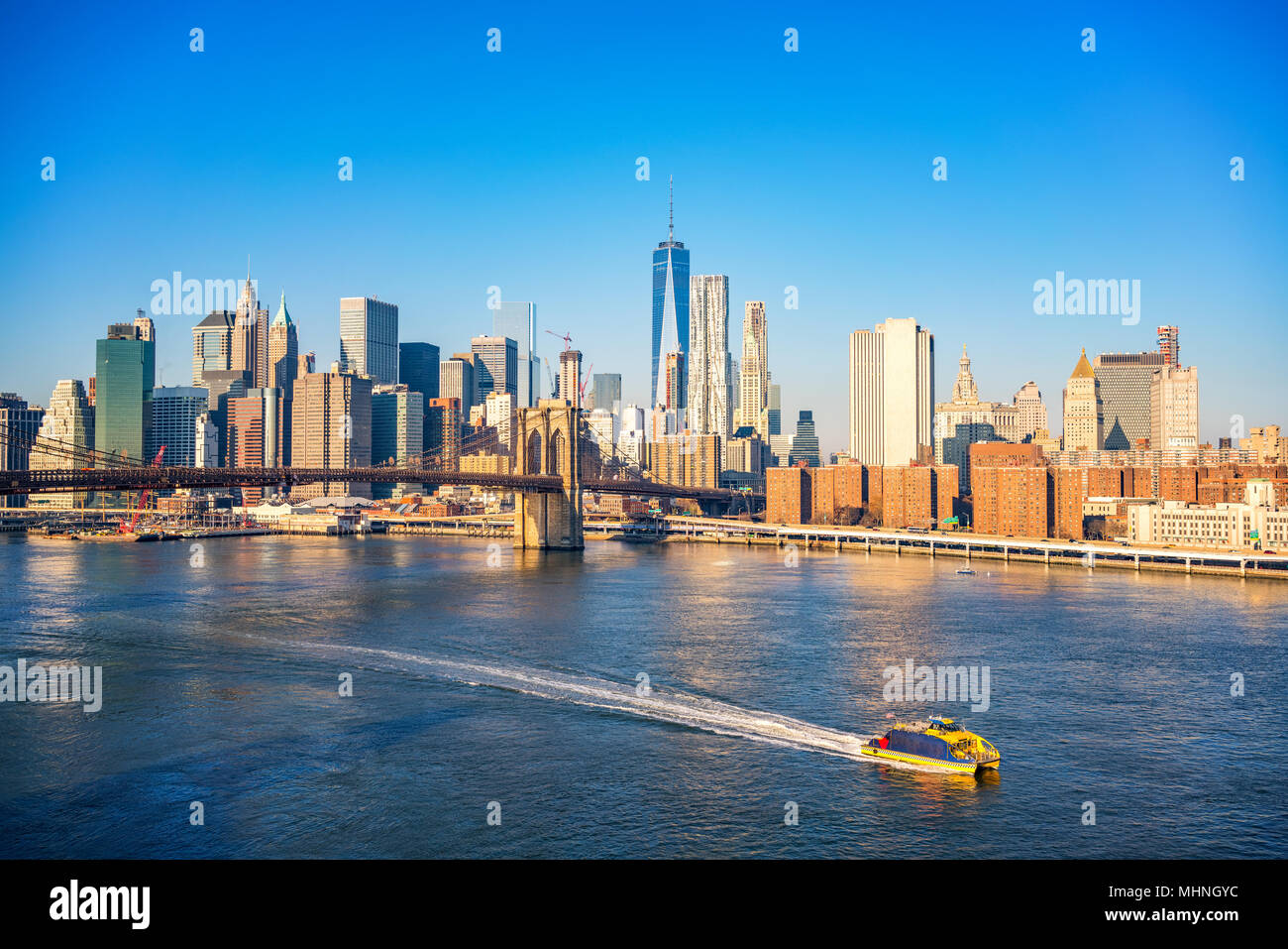 Il ponte di Brooklyn e Manhattan a giornata di sole Foto Stock