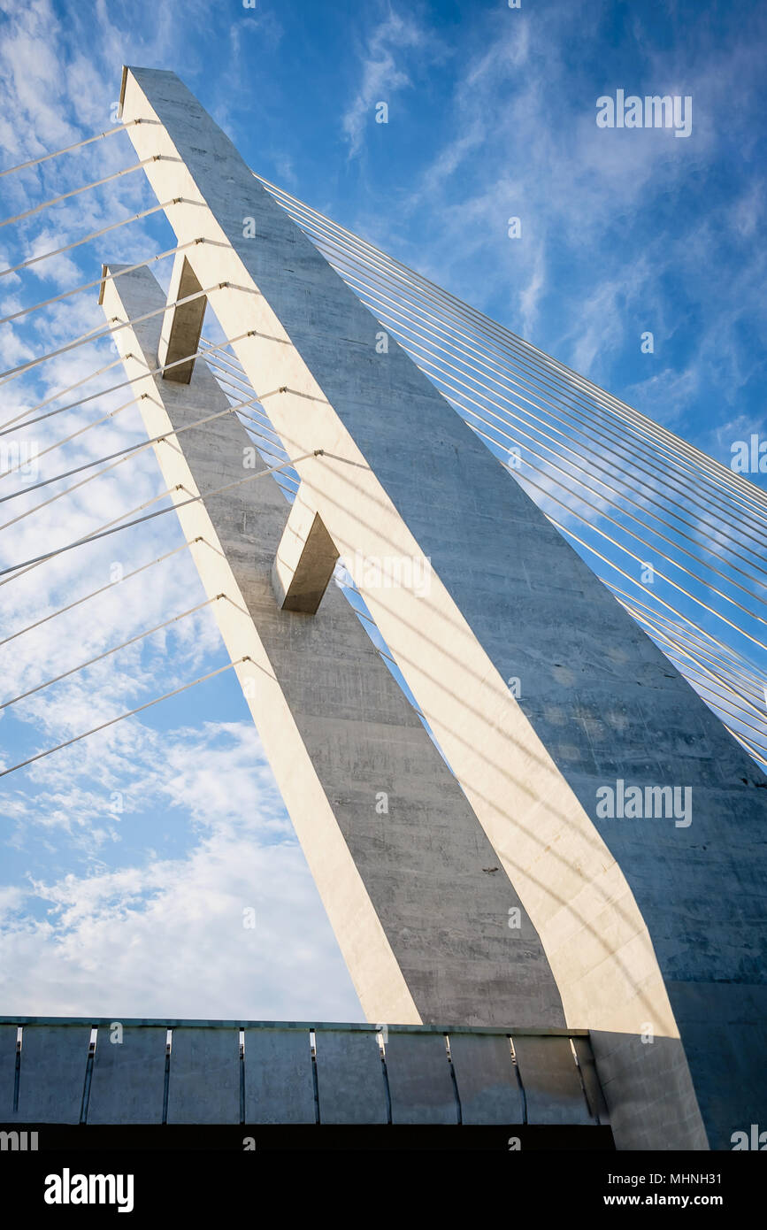 Barra da Tijuca alloggiato Bridge visto dal soffietto nuovo cielo blu con nuvole. Rio de Janeiro, Brasile. Foto Stock