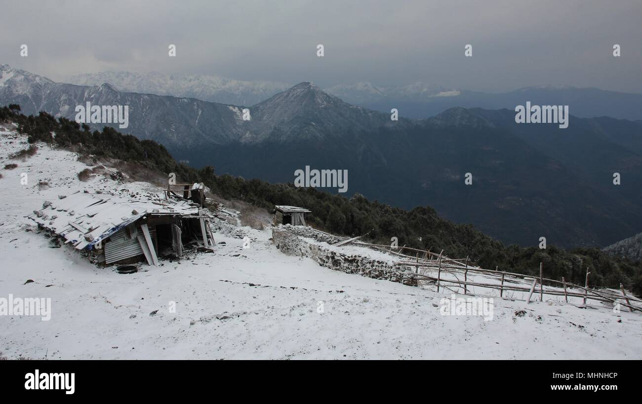 Nuova neve su una mattina di primavera. Paesaggio rurale in Nepal. Foto Stock