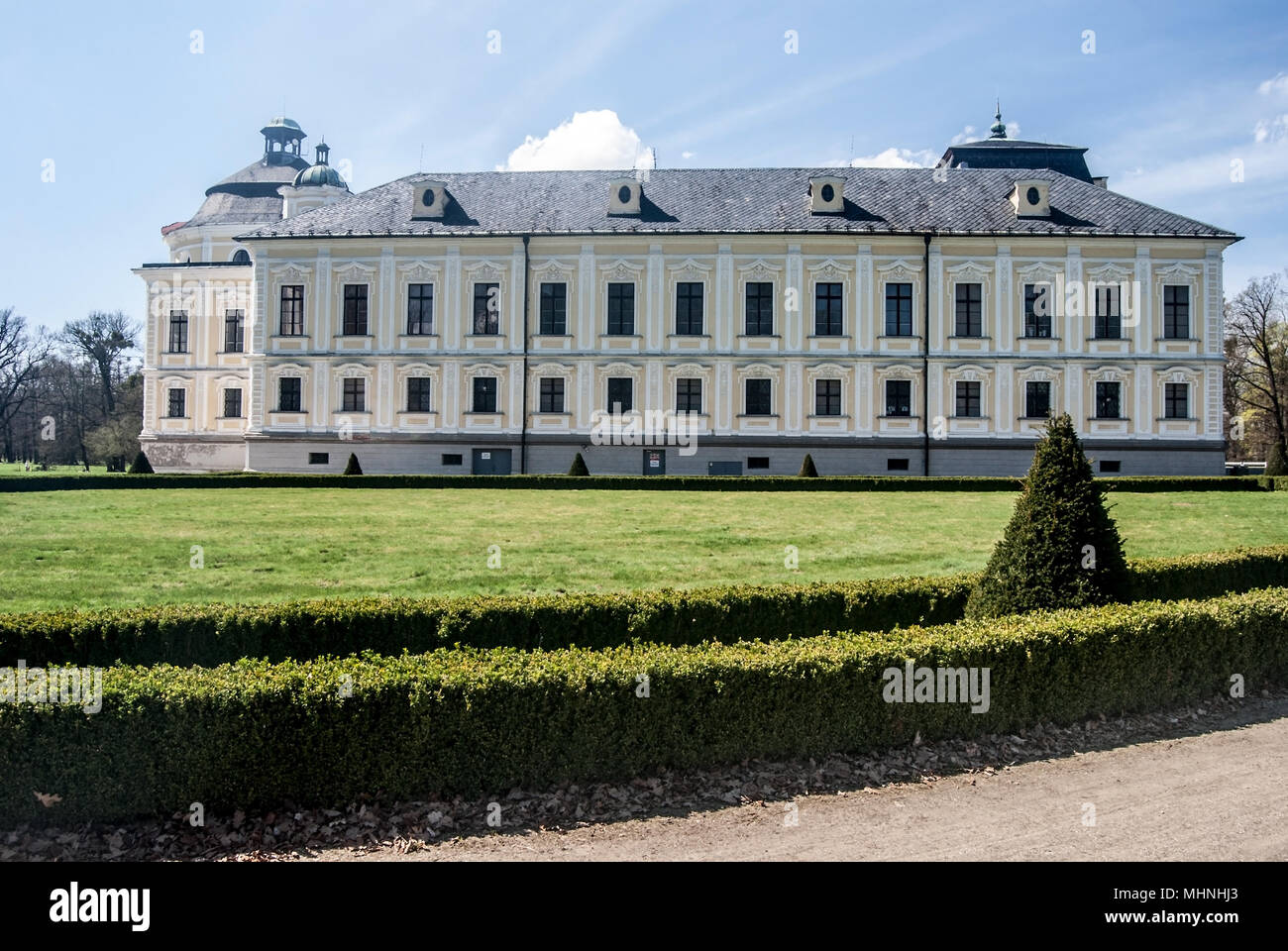 Kravare barocco castello vicino a Opava città in Repubblica Ceca durante la bella giornata di primavera con il blu del cielo e solo poche nuvole Foto Stock