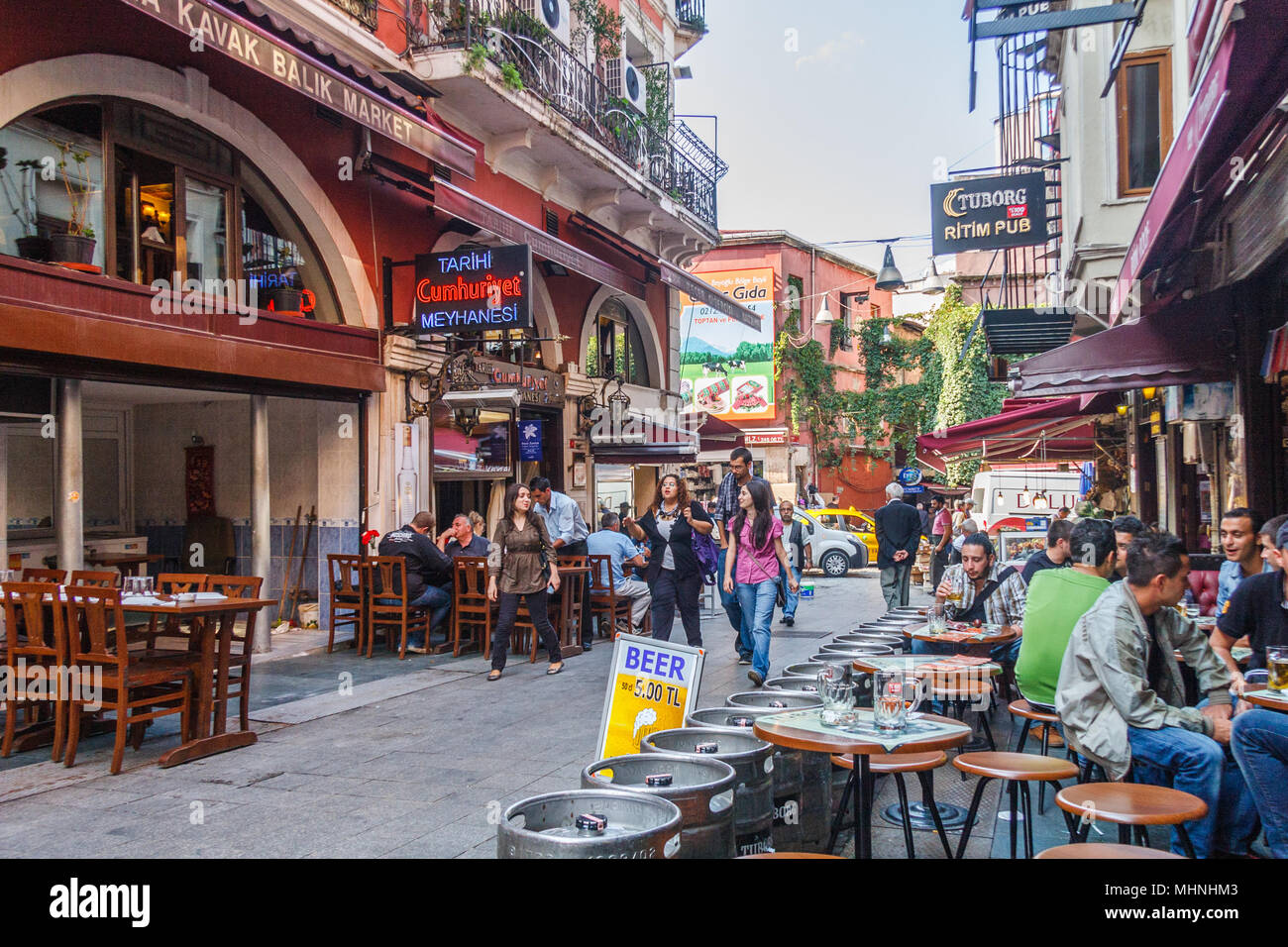 Istanbul, Turchia-8 Ottobre 2011: la gente seduta in ristoranti e bar. Ci sono molti ristoranti nel quartiere di Beyoglu. Foto Stock