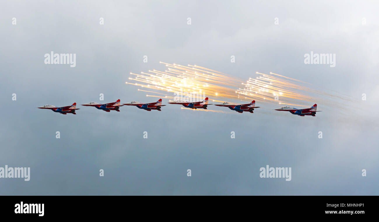 Kubinka, Regione di Mosca, Russia - 21 maggio 2016: Russo gruppo acrobatico Strizhi mostra dimostrazione di volo nella mostra dedicata al centenario del Ru Foto Stock