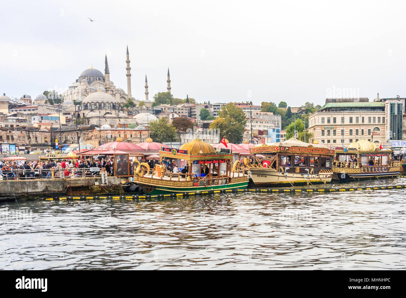 Istanbul, Turchia-9Ottobre 2011: Floating mercato del pesce in stallo, ci sono parecchi di tali bancarelle in porto, Foto Stock