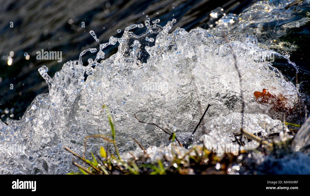 Chiudere l'acqua che fluisce dalla diga Foto Stock