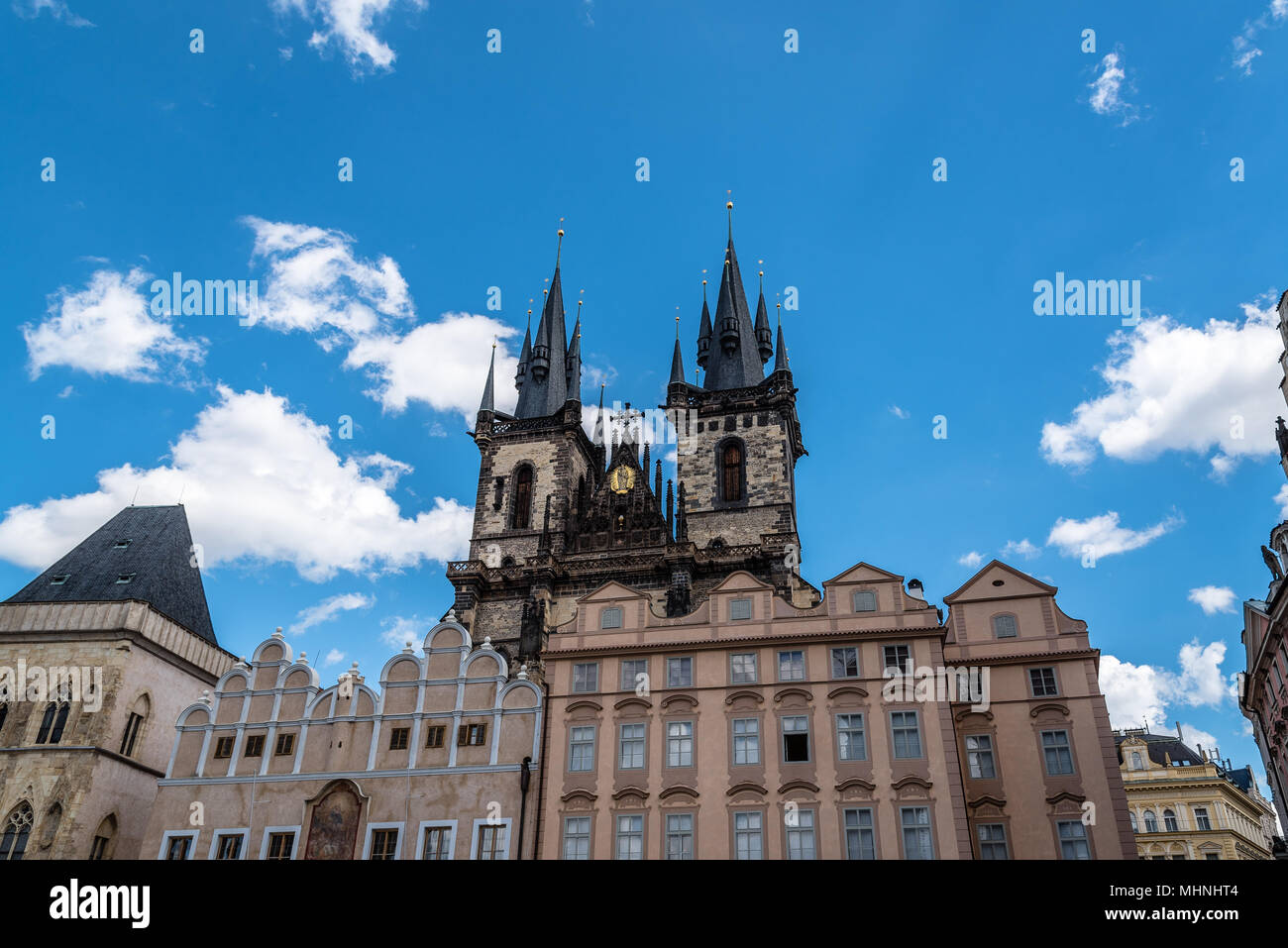 Praga, Repubblica Ceca - 20 agosto 2017: Chiesa di Nostra Signora di Tyn nel centro storico della città di Praga. Giornata di sole dell'estate con cielo blu Foto Stock
