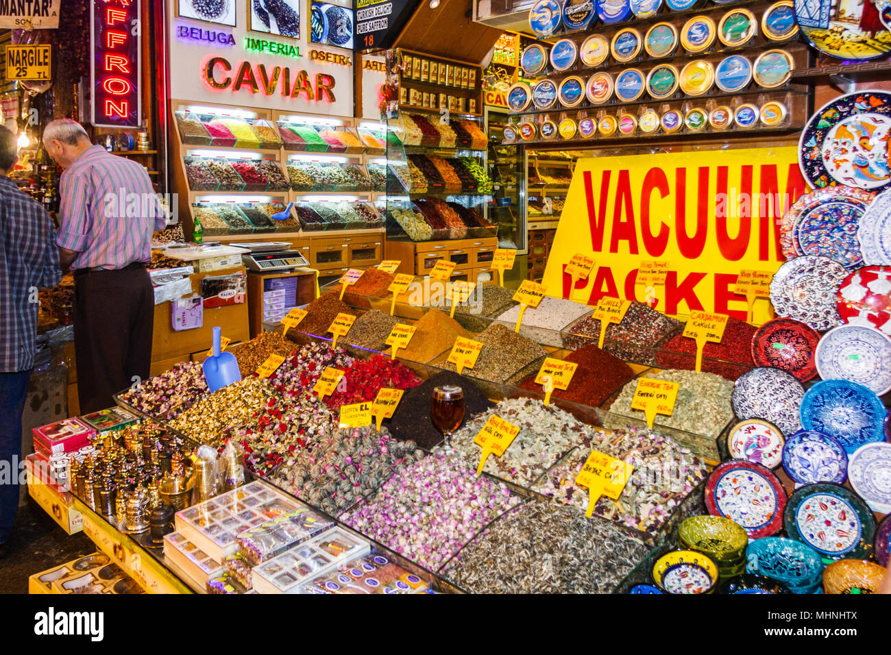 Istanbul, Turchia-9Ottobre 2011: infusioni per la vendita, stallo del mercato e il Bazar delle Spezie. Il mercato è una famosa area coperta. Foto Stock