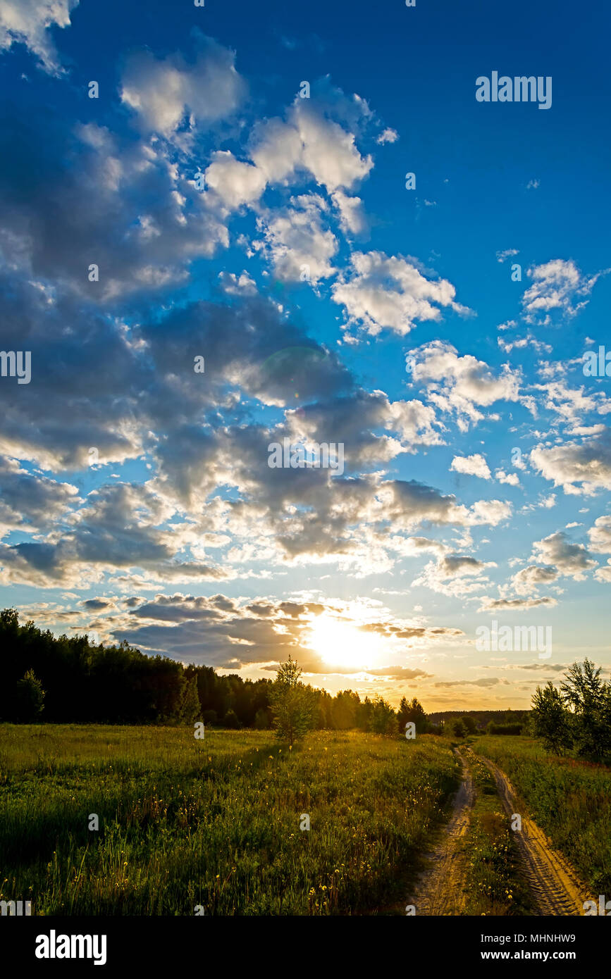 Strada di campagna con Sun Effetto di luce. Tramonto Foto Stock