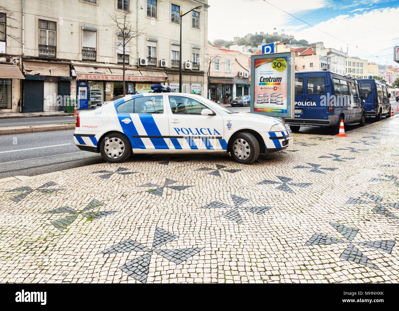 27 Febbraio 2018: Lisbona, Portogallo - auto della polizia e dei furgoni in Avenida Almirante Reis, tipici anche pavimentazione portoghese. Foto Stock