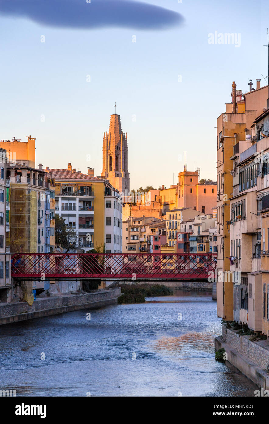 Cattedrale di Girona con Eiffel ponte sul fiume Onyar - Spagna Foto Stock