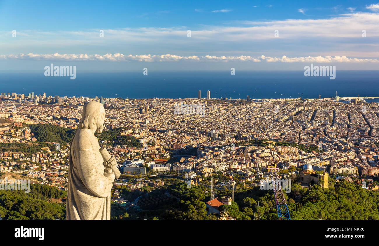 Scultura di apostolo e la vista di Barcellona Foto Stock