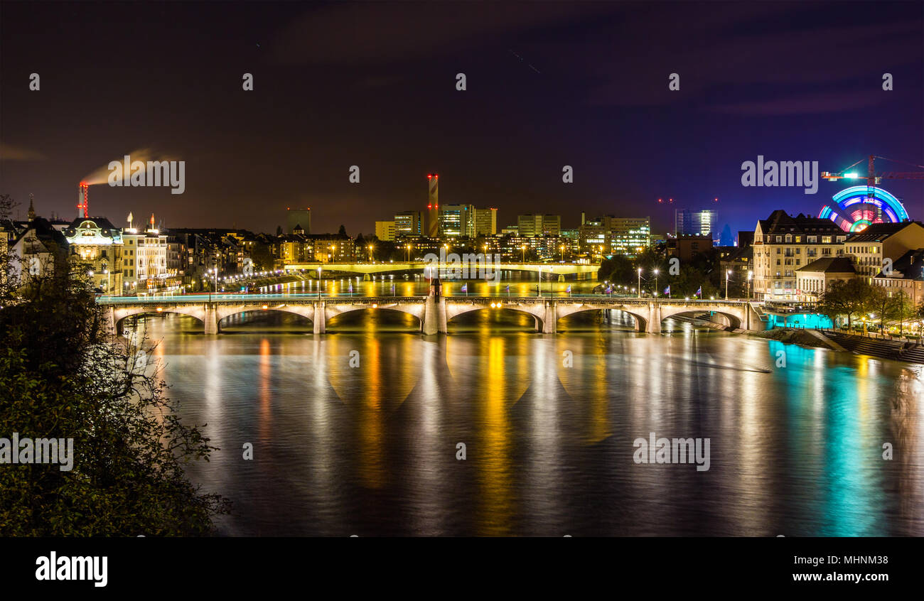 Vista notturna di argine del Reno a Basilea - Svizzera Foto Stock