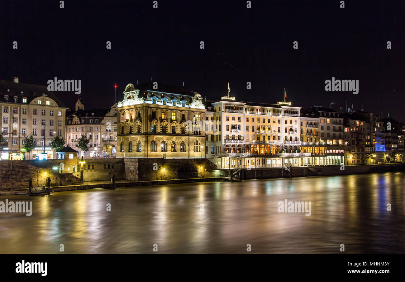 Edifici sulla sponda destra del Reno a Basilea in Svizzera Foto Stock