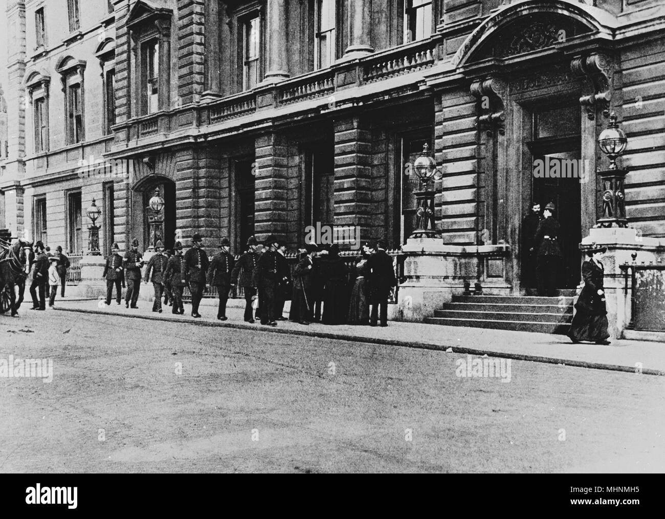 Bow Street Magistrates Court con poliziotti fuori, Covent Garden di Londra. Data: circa 1905 Foto Stock