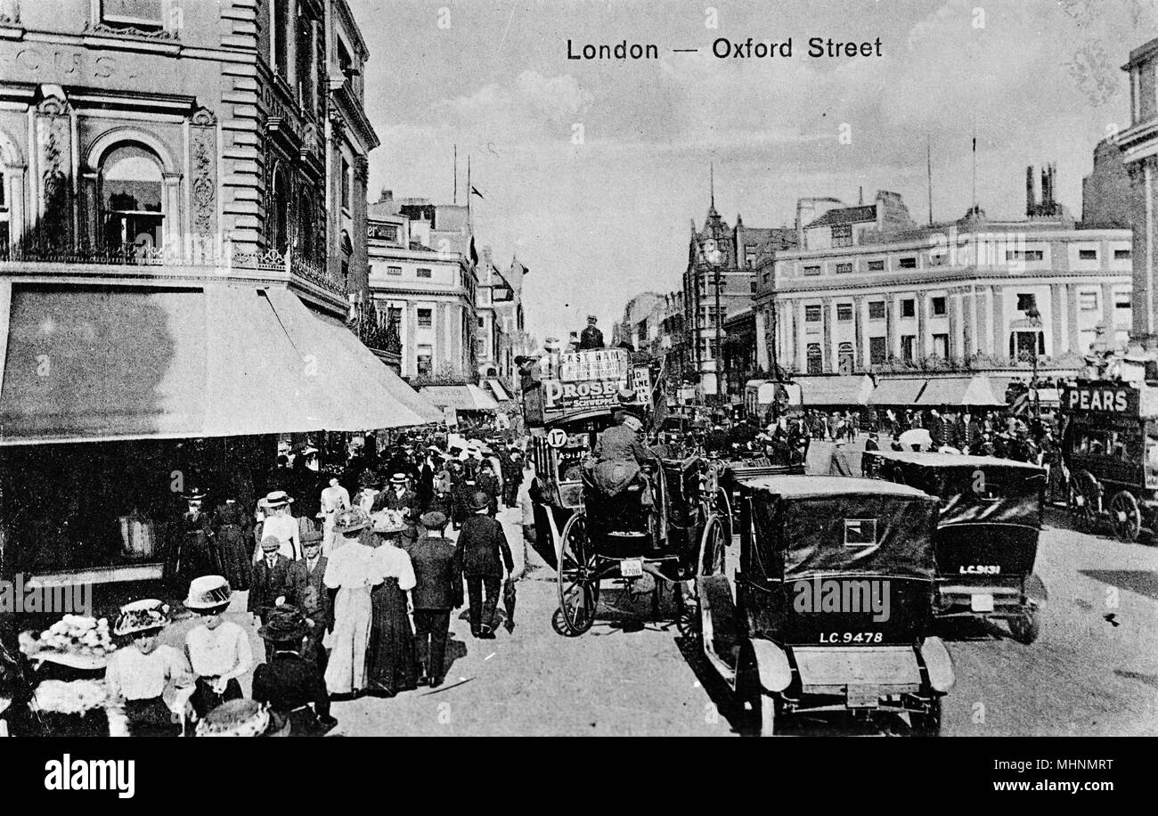 Intensa giornata in Oxford Street, Londra Centrale, con il traffico e i pedoni. Data: circa 1910 Foto Stock