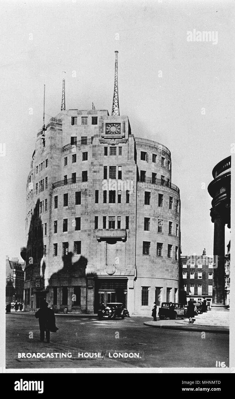La recente costruzione del Broadcasting House in Langham Place, Londra, Inghilterra, prima di Eric Gill scultura è stata aggiunta. Data: 1932 Foto Stock