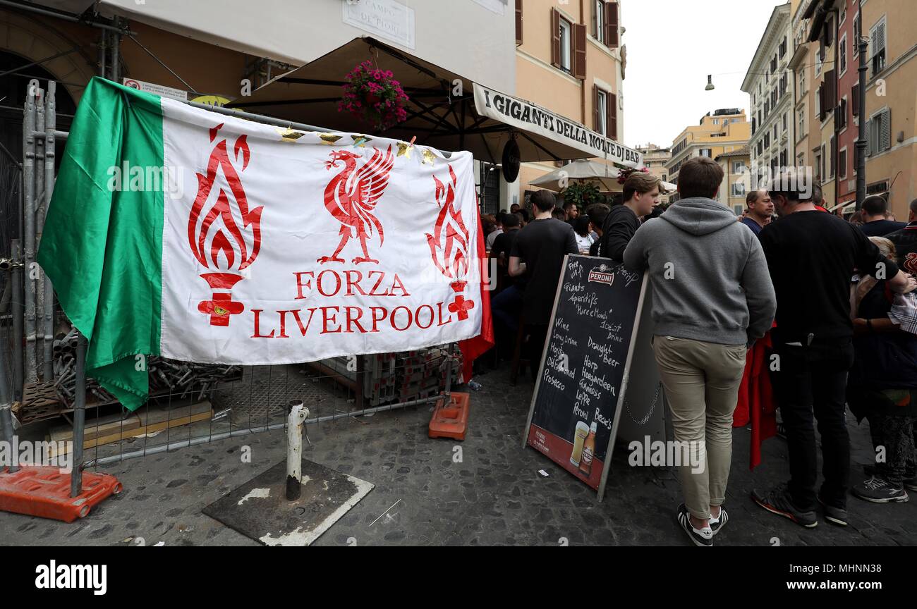 Tifosi del Liverpool in Roma davanti alla UEFA Champions League, Semi Finale, la seconda gamba match contro come Roma. Foto Stock