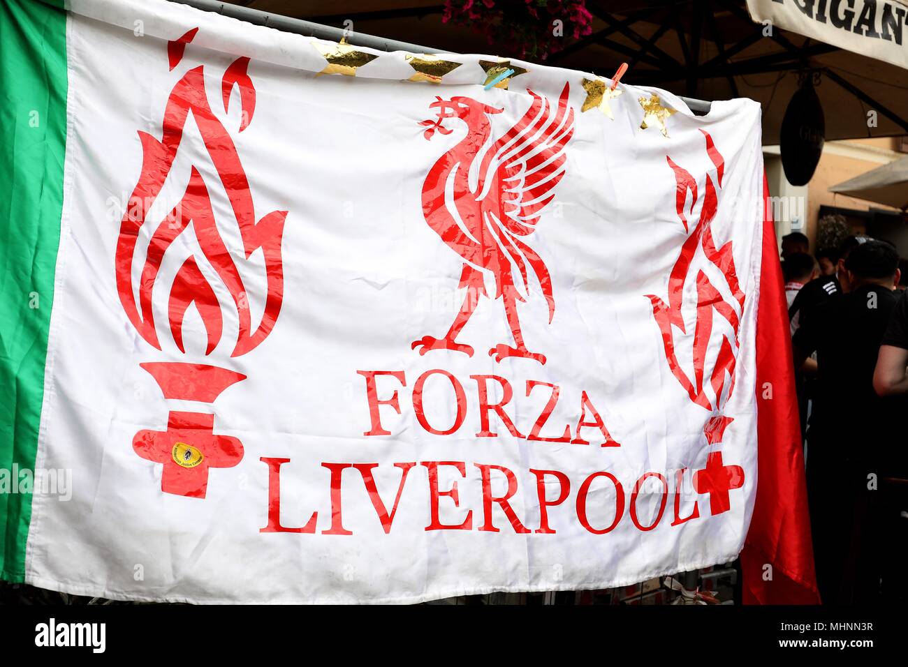 Una vista di una bandiera di Liverpool in Roma davanti alla UEFA Champions League, Semi Finale, la seconda gamba match contro come Roma. Foto Stock