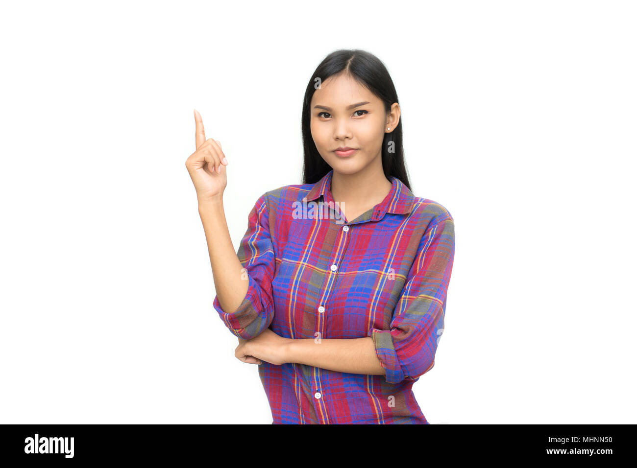 Asian giovane donna con il dito il punto in alto isolato su sfondo bianco. Foto Stock