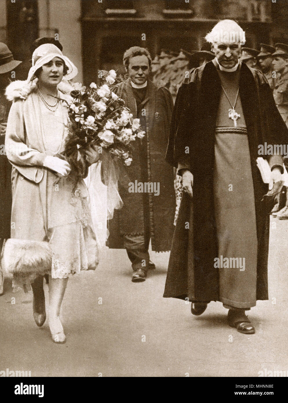 La Duchessa Di York Arrivando Al King S College Di Londra Per Le Celebrazioni Del Centenario La Duchessa E Mostrato Qui A Piedi Con L Arcivescovo Di Canterbury William Cosmo Gordon Lang Primo