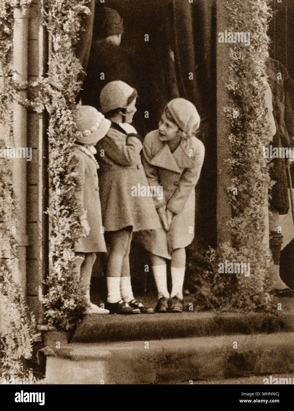 La Principessa Elisabetta (sulla destra) (più tardi la Regina Elisabetta II 1926-) e la principessa Margaret (1930-2002) con il loro cugino Margaret Elphinstone (più tardi Margaret Rhodes 1925-2016) a Braemar Highland Games tenutosi presso il Princess Royal Park, Braemar. Data: 1934 Foto Stock