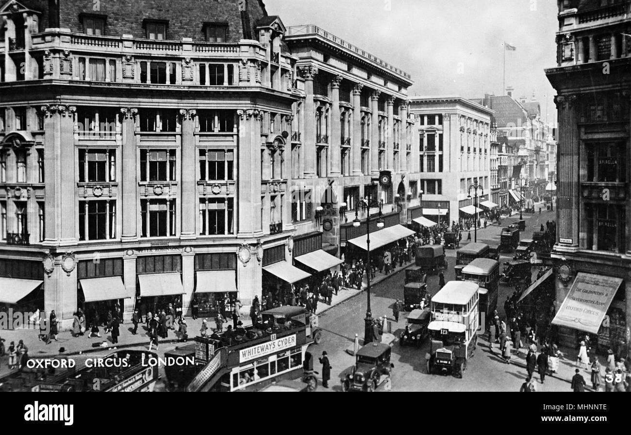 Vista aerea, occupato di scena a Oxford Circus, Londra Centrale, con Peter Robinson Department Store sulla sinistra. Data: circa 1920s Foto Stock