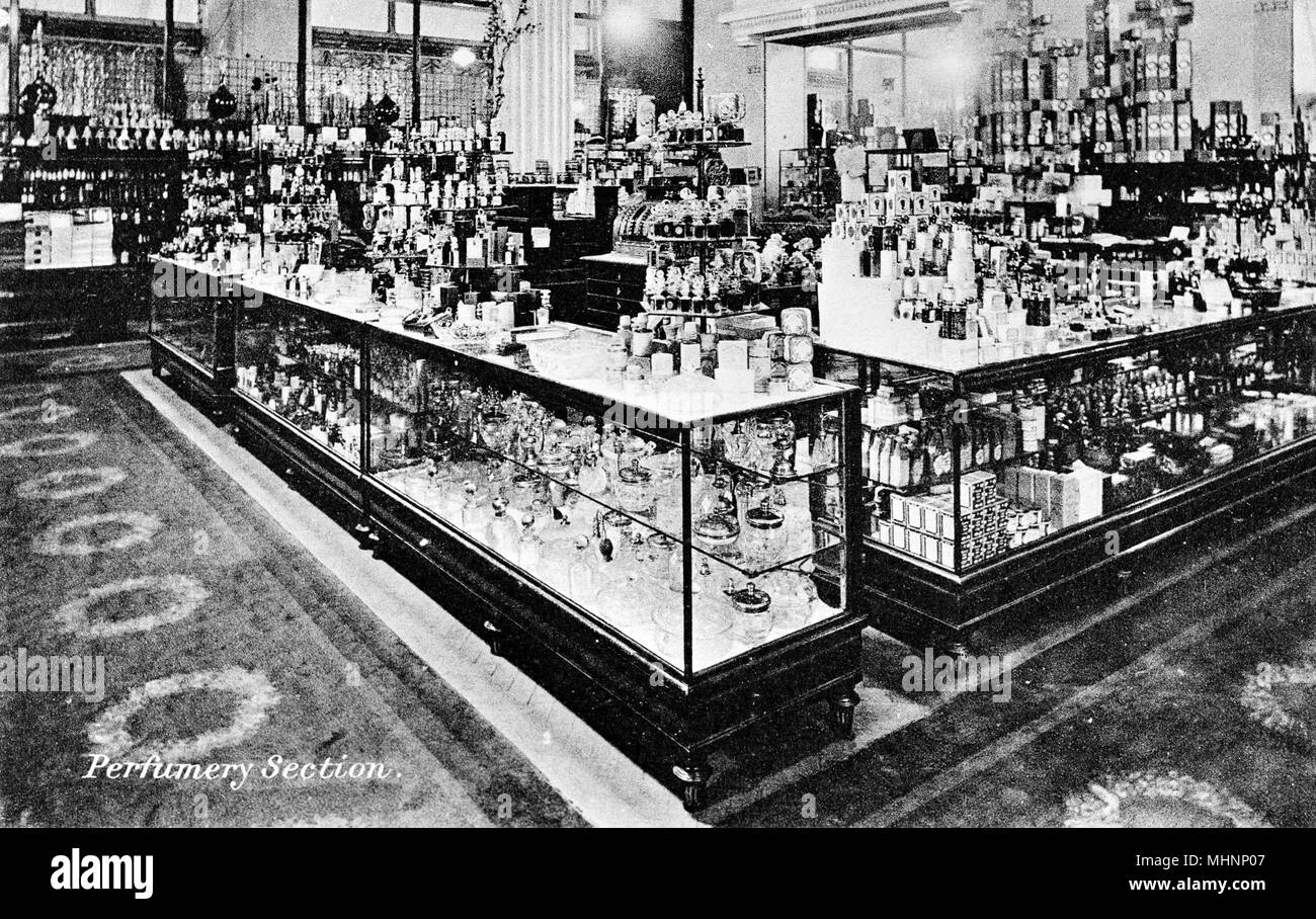 Dipartimento di profumo, Selfridge, Oxford Street, Londra. Data: circa 1910 Foto Stock