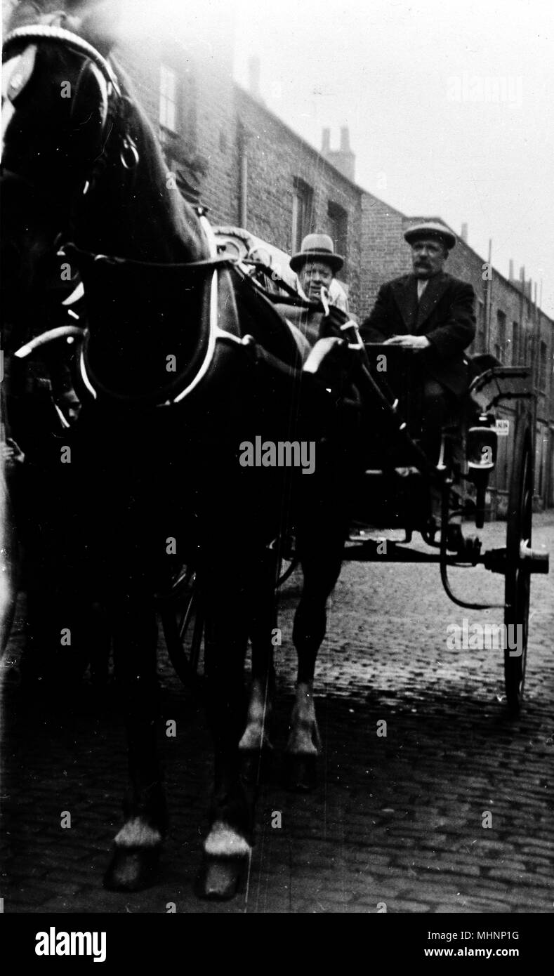 Famiglia con cavalli, Huntsworth Mews, Marylebone, London - uomo e ragazzo. Data: circa 1910 Foto Stock