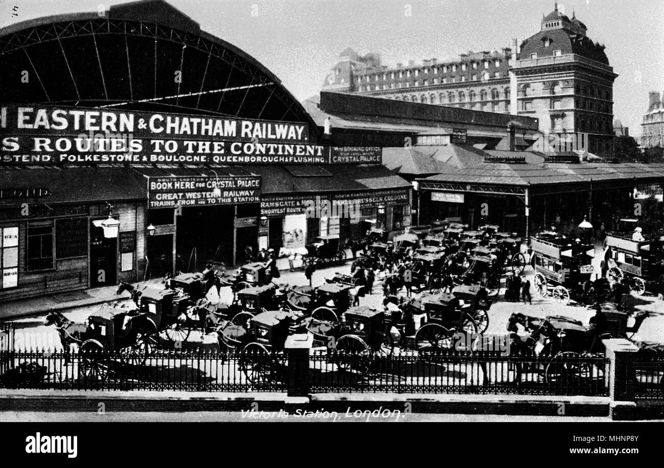 Taxi Hansom fuori Victoria Station, Londra Foto Stock